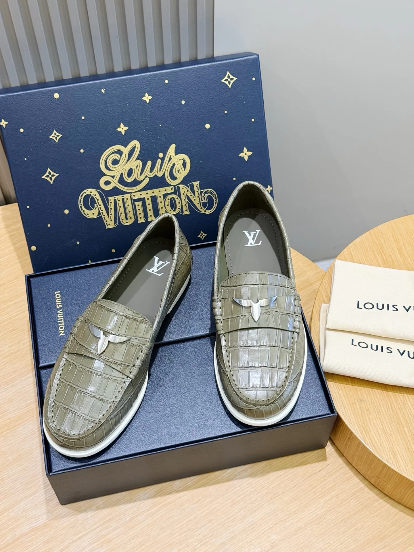 Лоферы И Мокасины Женские Louis Vuitton 17914085