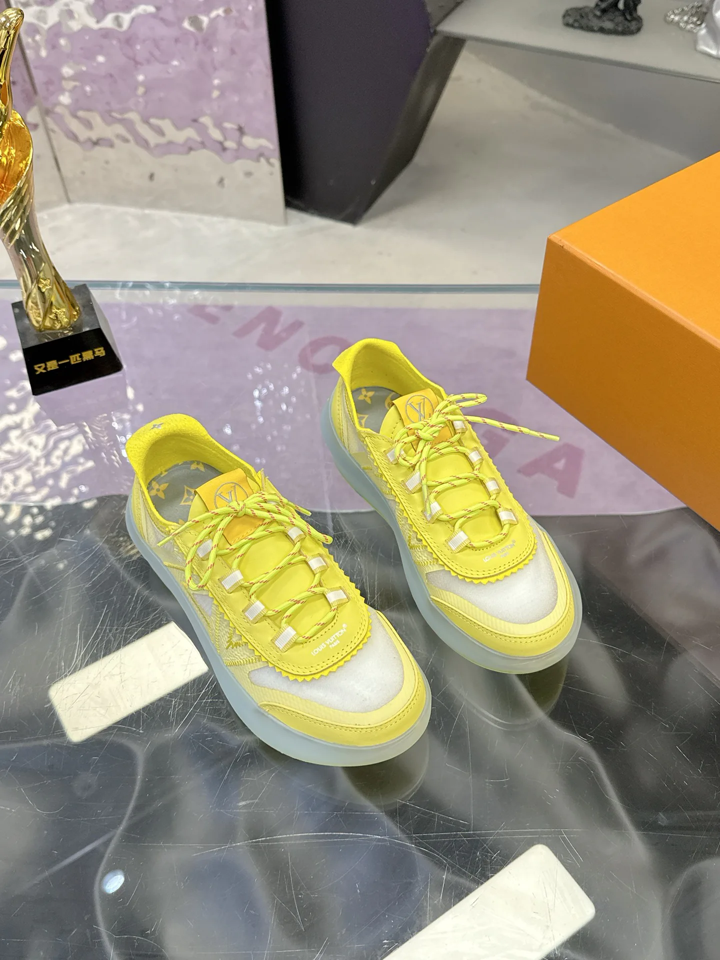Кроссовки Женские Louis Vuitton 17368530