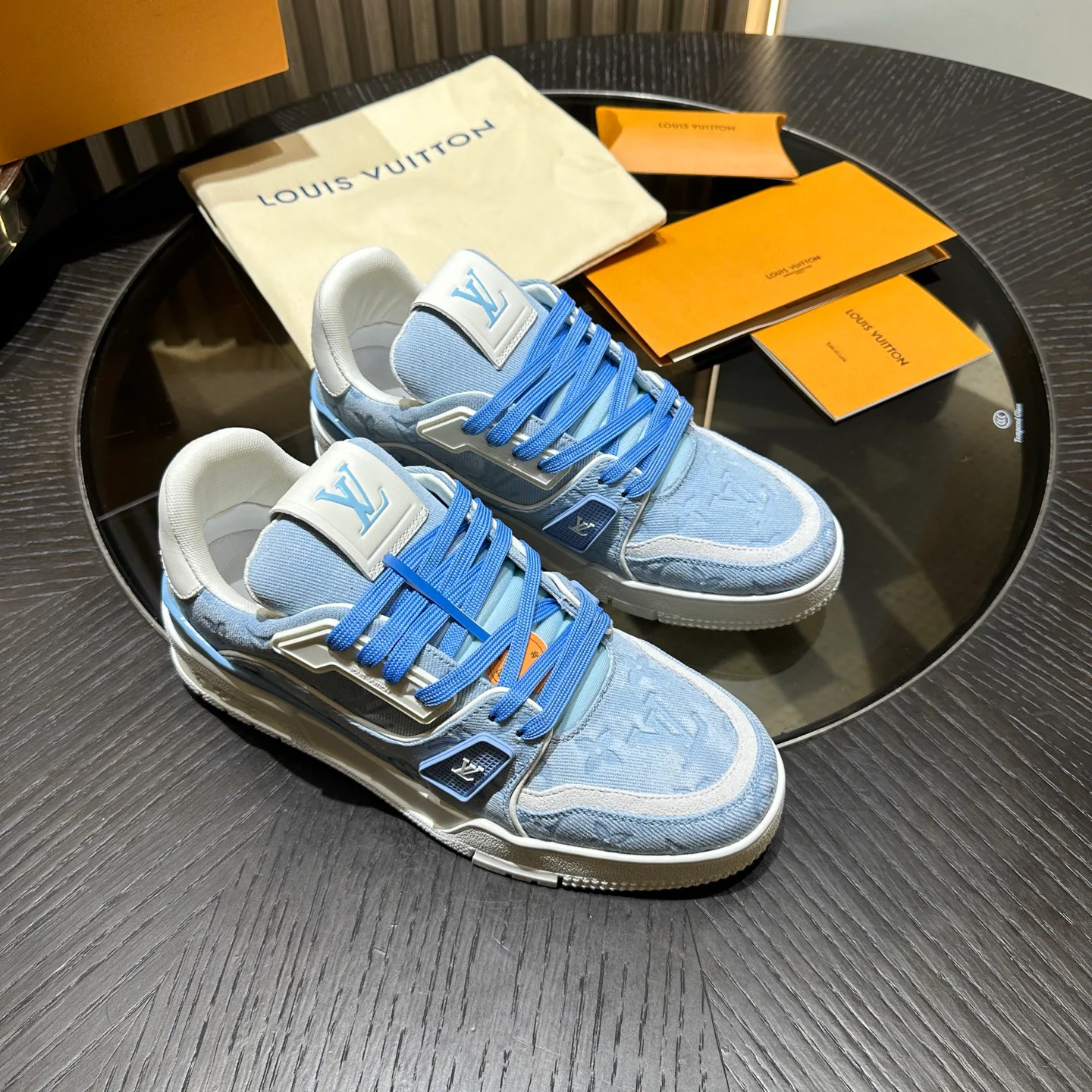 Кроссовки Женские Louis Vuitton 18192502
