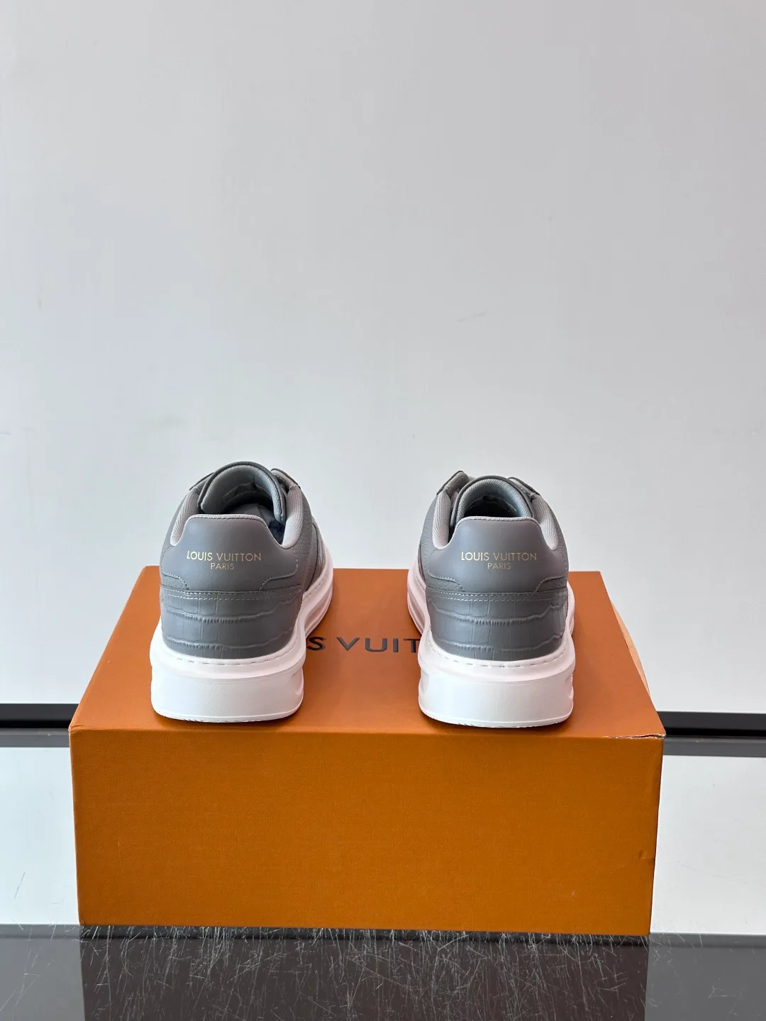Кроссовки Женские Louis Vuitton 18400576