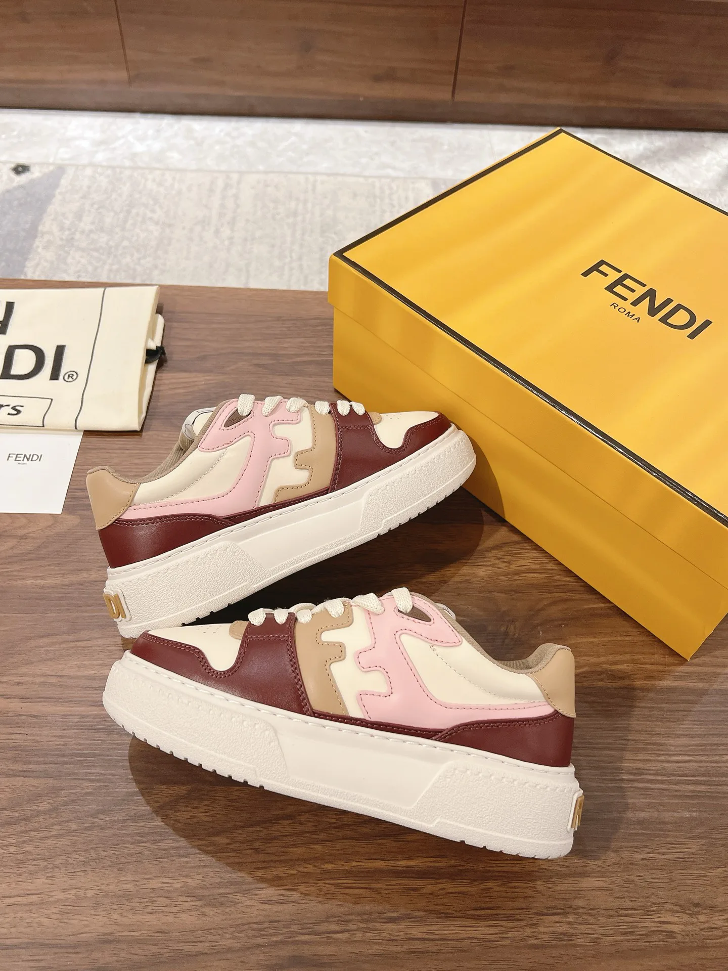 Кроссовки Женские Fendi 18219633
