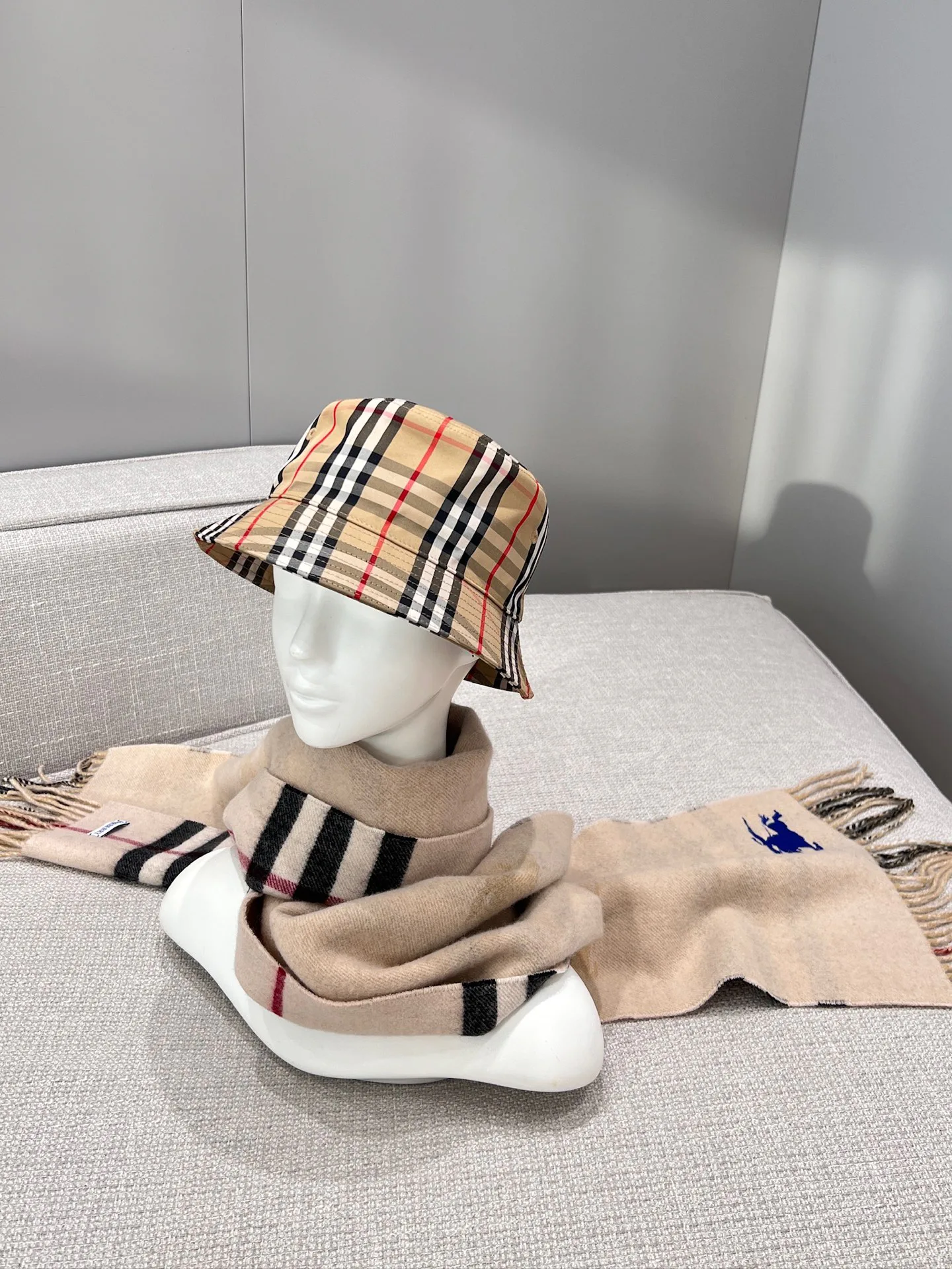 Шарфы Burberry 18560087