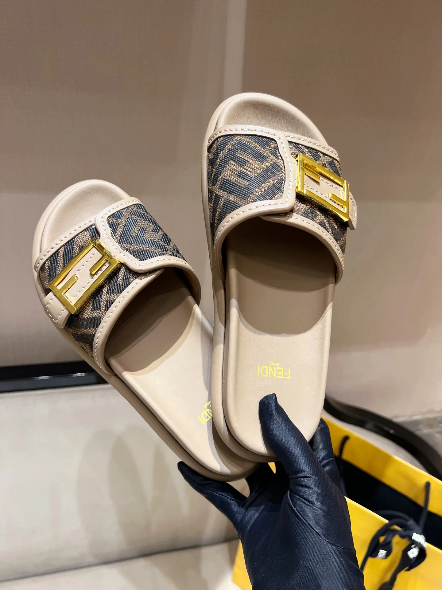 Шлепанцы Женские Fendi 11156798