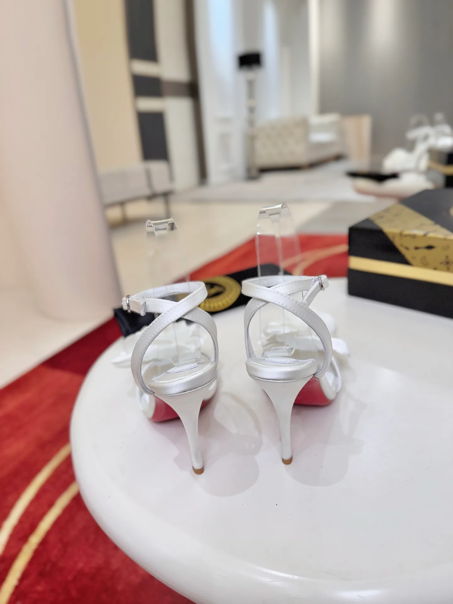 Босоножки Женские Christian Louboutin 18275832