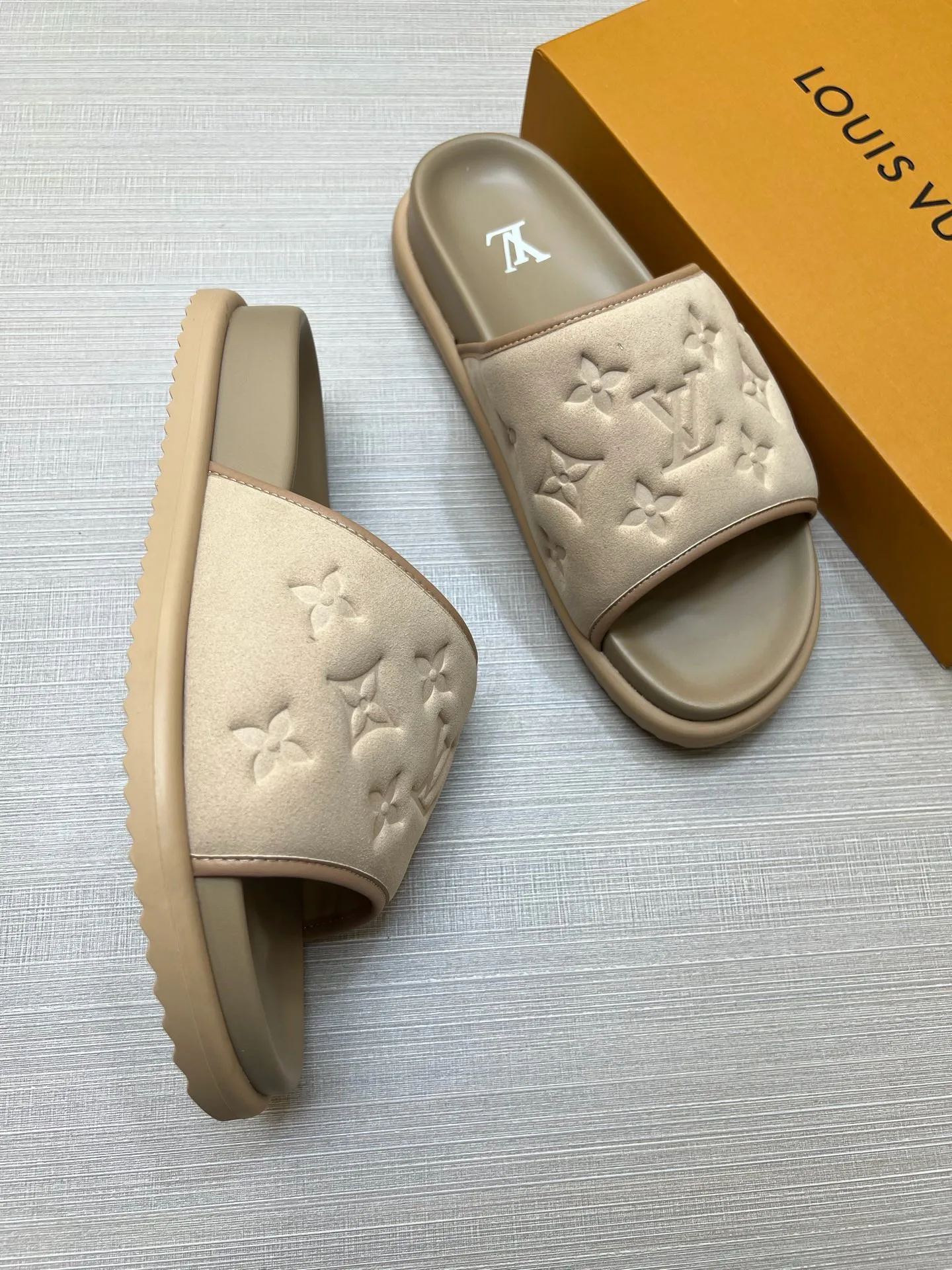 Шлепанцы Женские Louis Vuitton 18011811