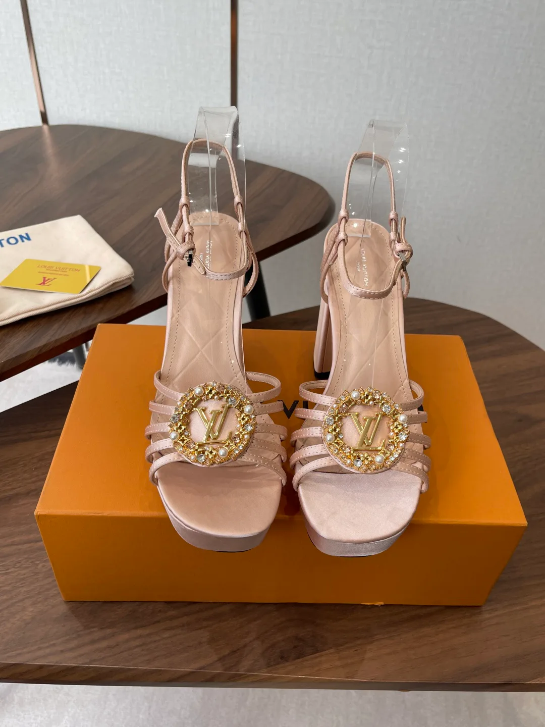 Босоножки Женские Louis Vuitton 11427935