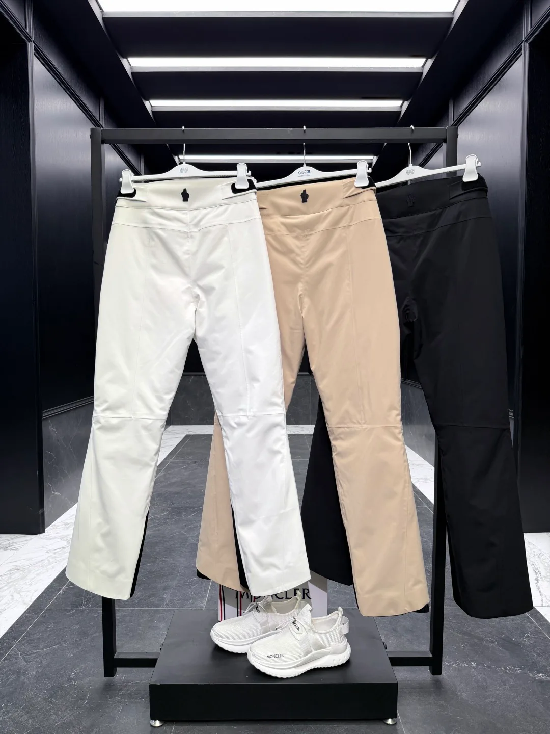 Брюки Женские Moncler 18725270