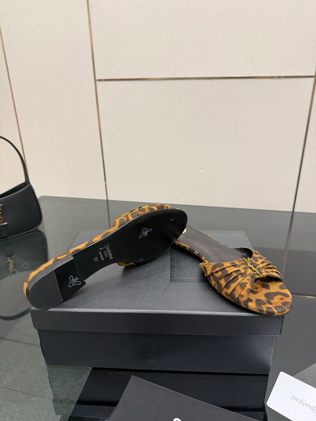 Шлепанцы Женские Saint Laurent 11682306