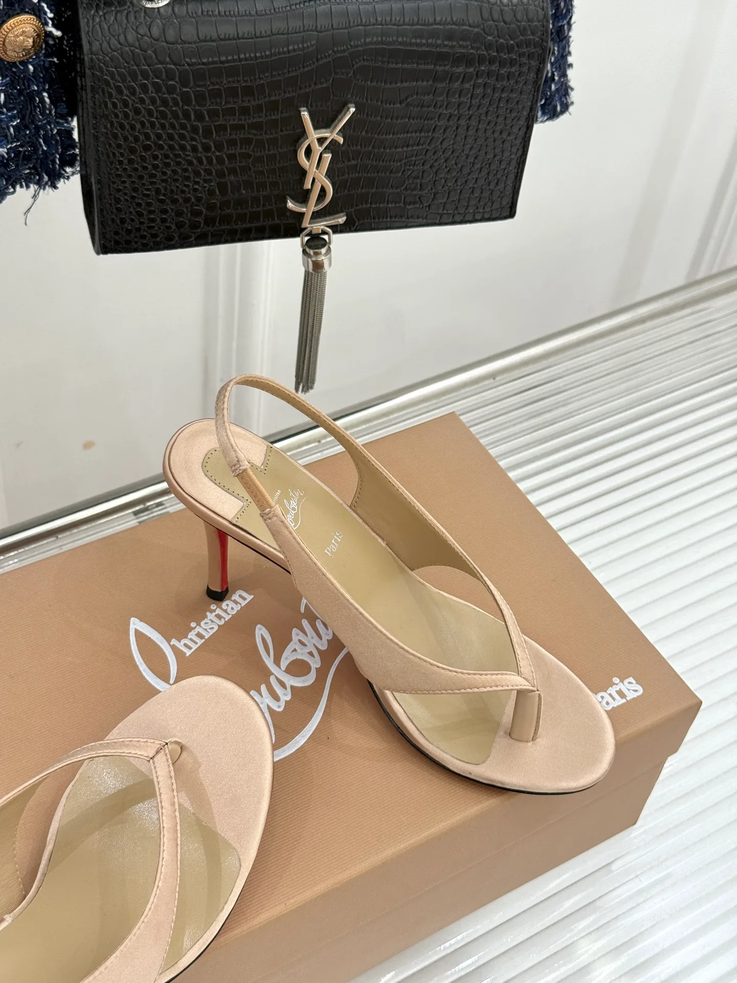 Босоножки Женские Christian Louboutin 18549071