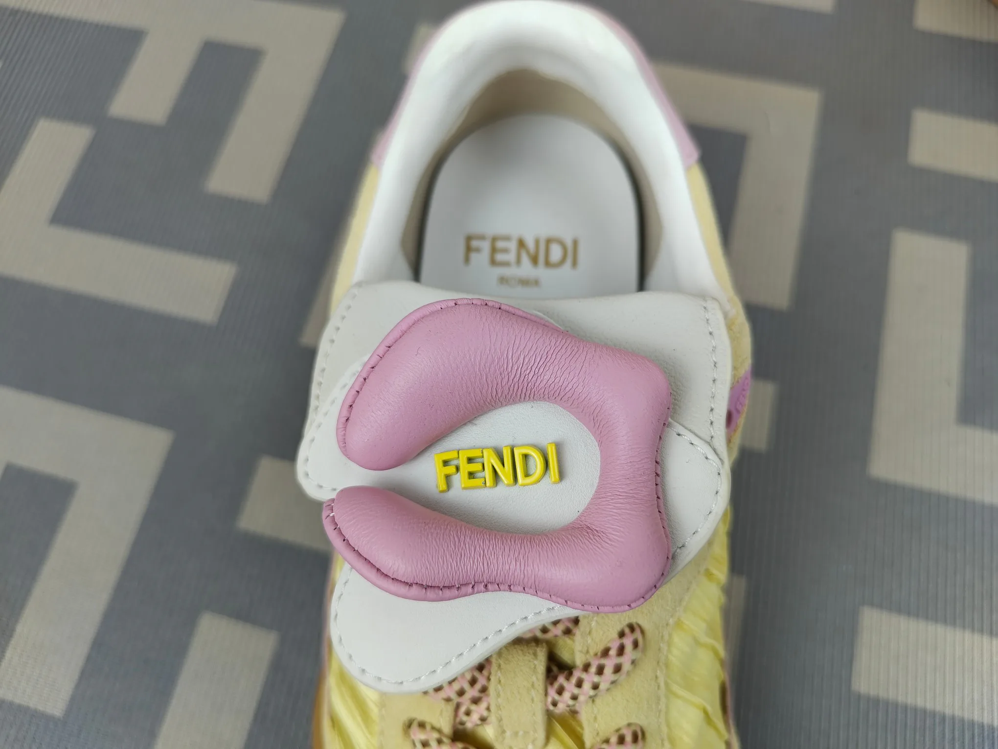 Кроссовки Женские Fendi 11776691