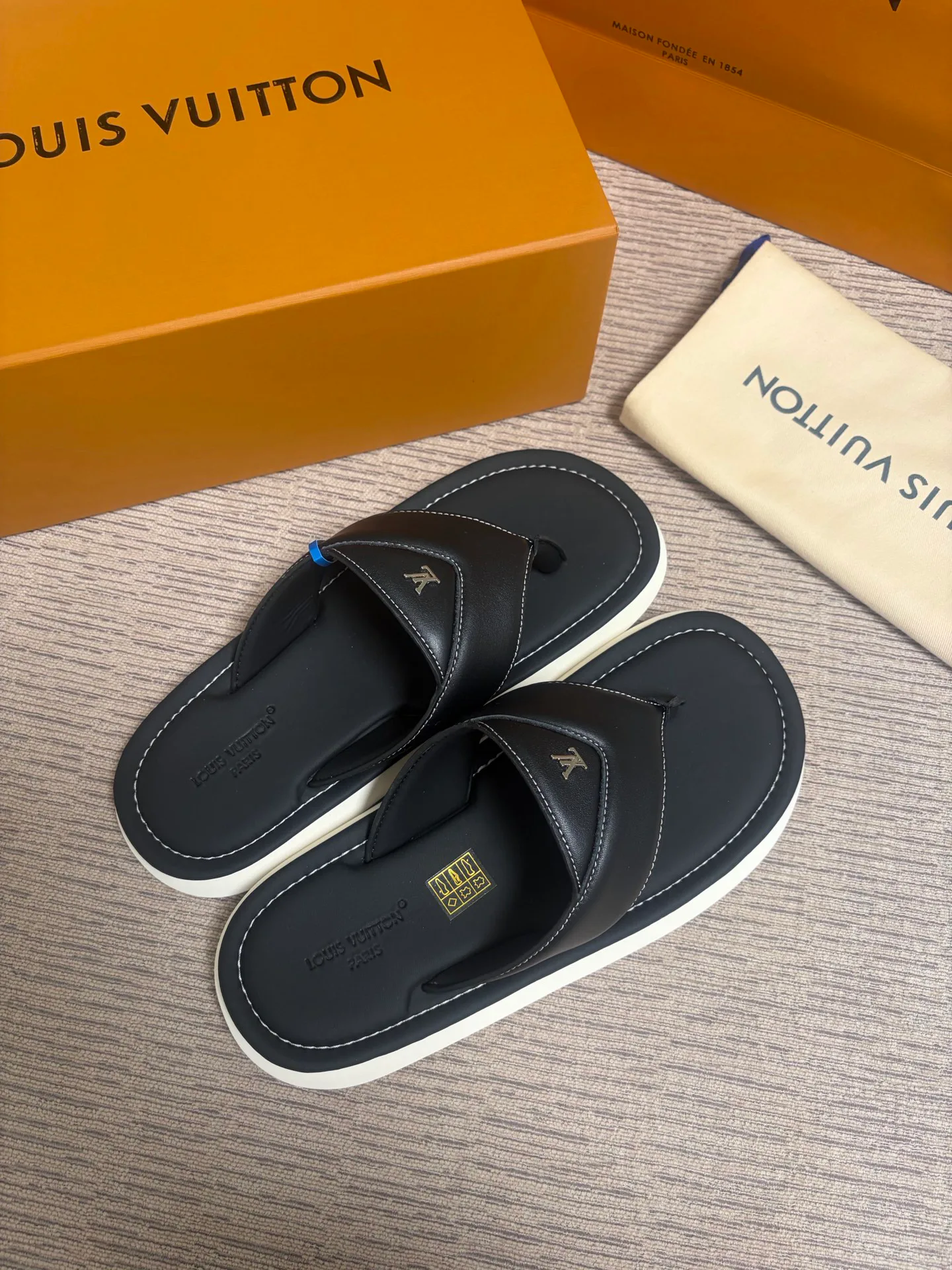 Шлепанцы Мужские Louis Vuitton 17530571