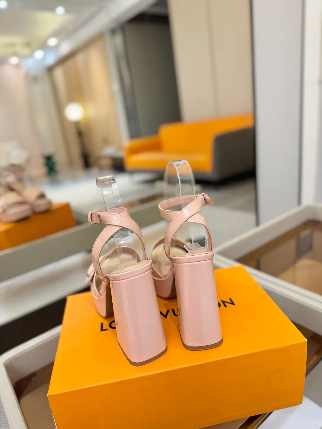 Босоножки Женские Louis Vuitton 17946857