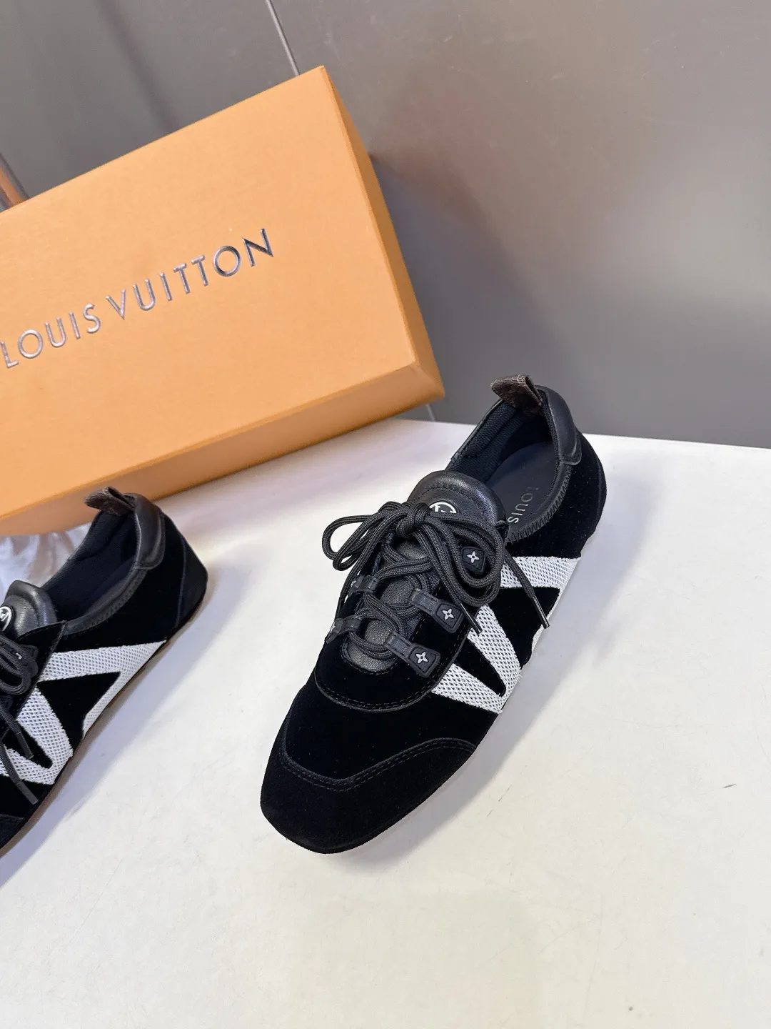 Кроссовки Женские Louis Vuitton 1480740