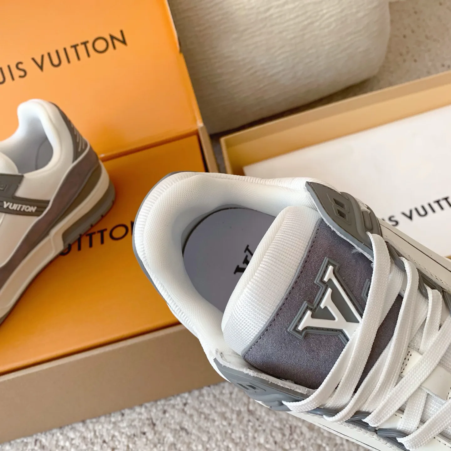 Кроссовки Женские Louis Vuitton 18258360