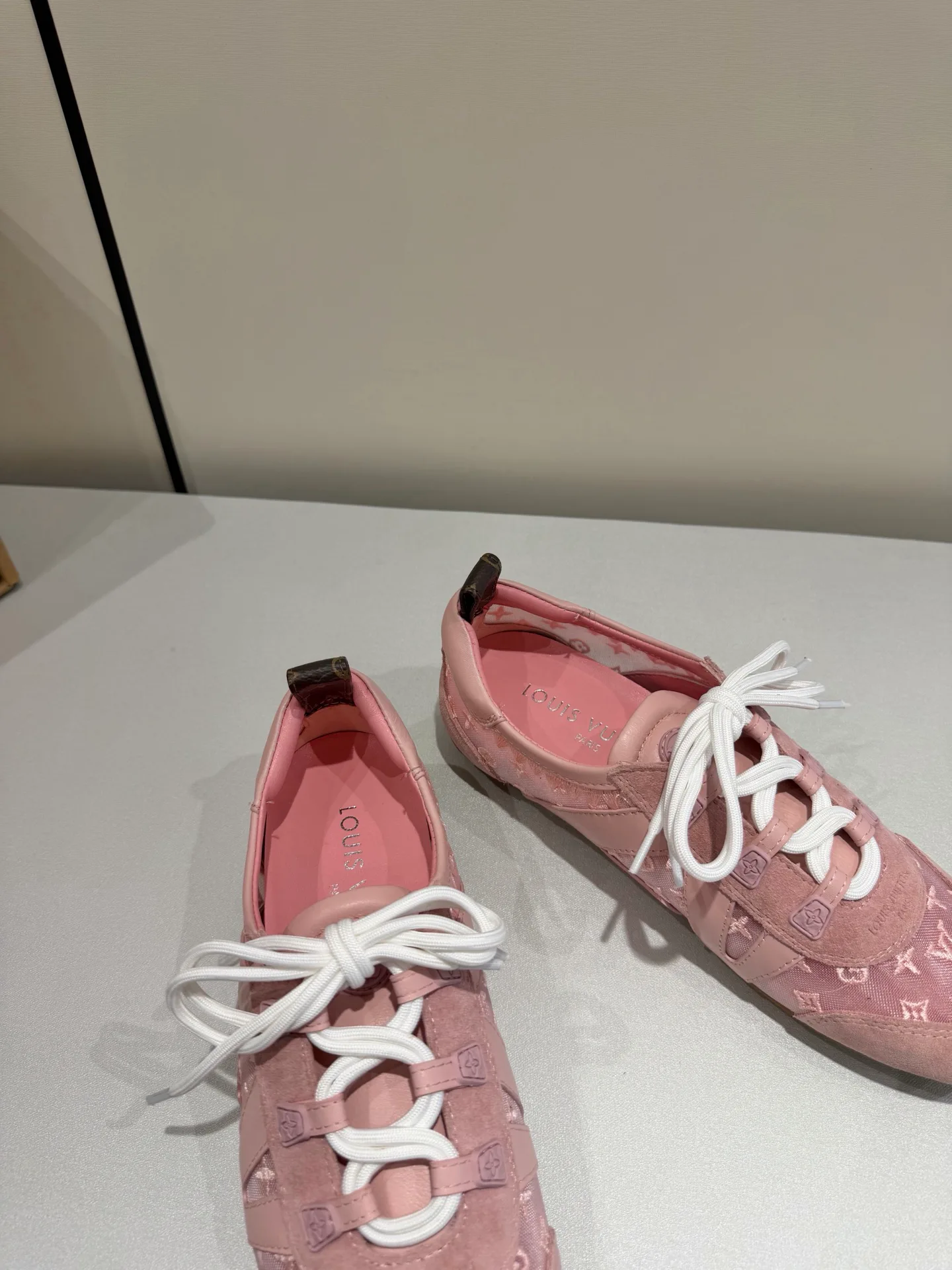 Кроссовки Женские Louis Vuitton 17934913