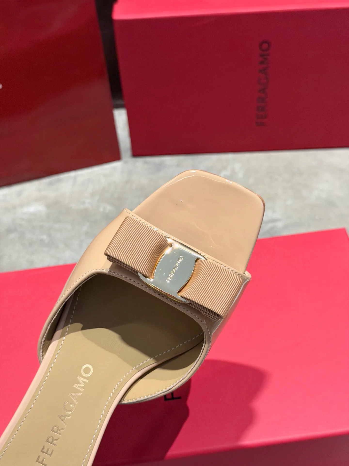 Босоножки Женские Salvatore Ferragamo 17642569