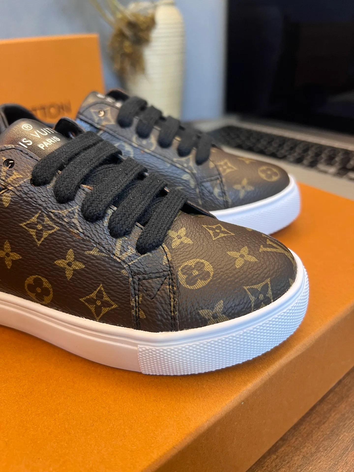 Кроссовки Женские Louis Vuitton 18077535