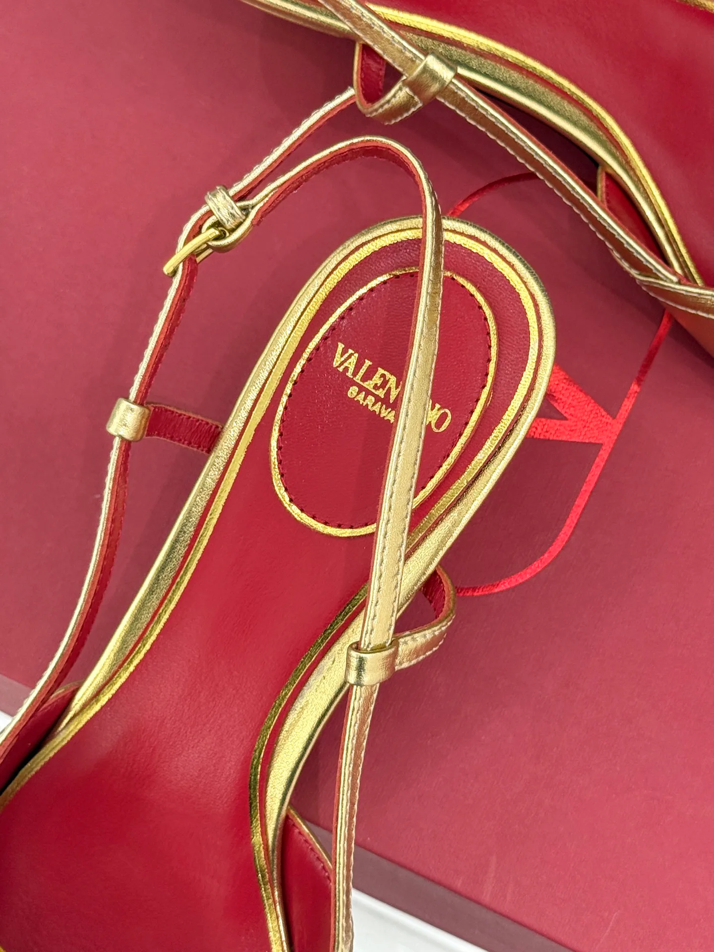 Босоножки Женские Valentino 16973356