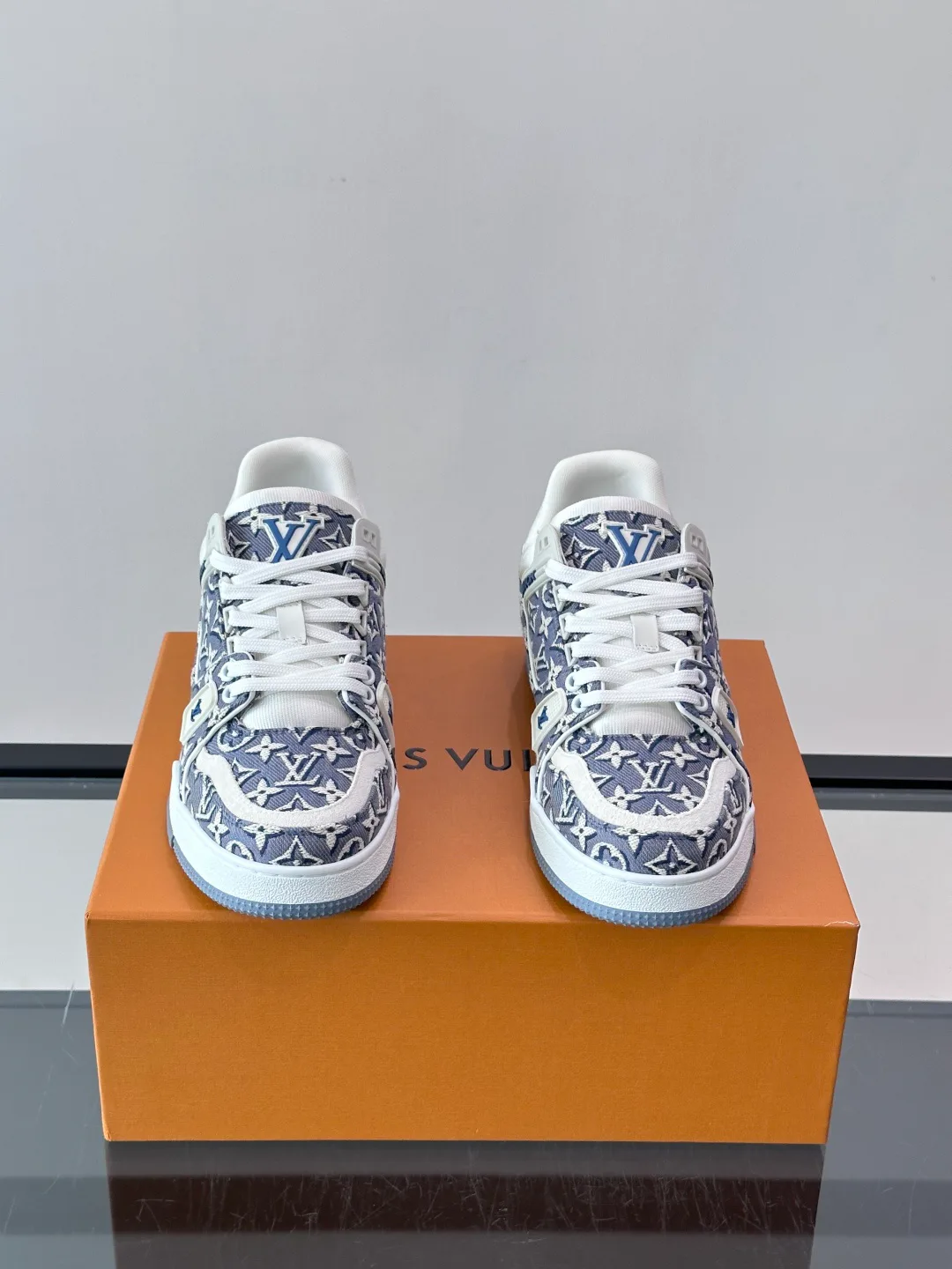 Кроссовки Женские Louis Vuitton 18039738