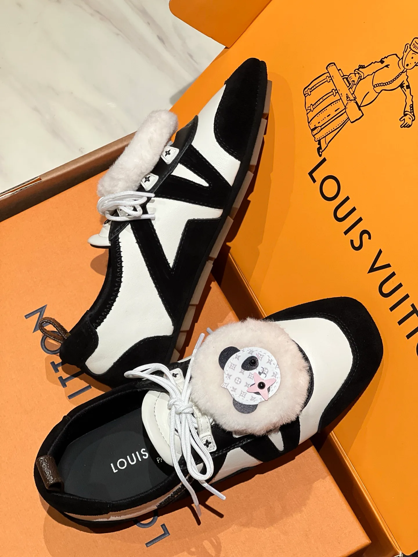 Кроссовки Женские Louis Vuitton 18567848