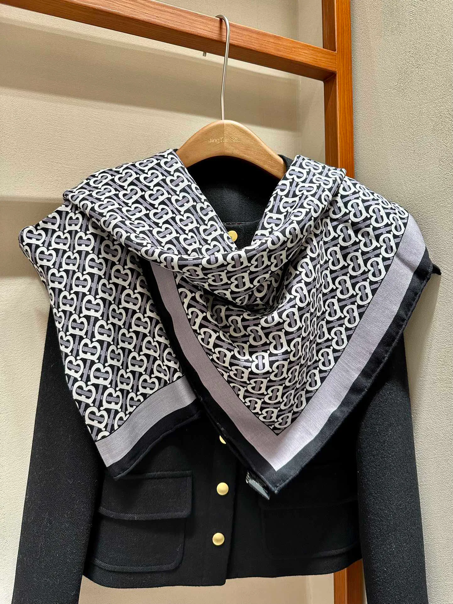 Шарфы Burberry 12644846