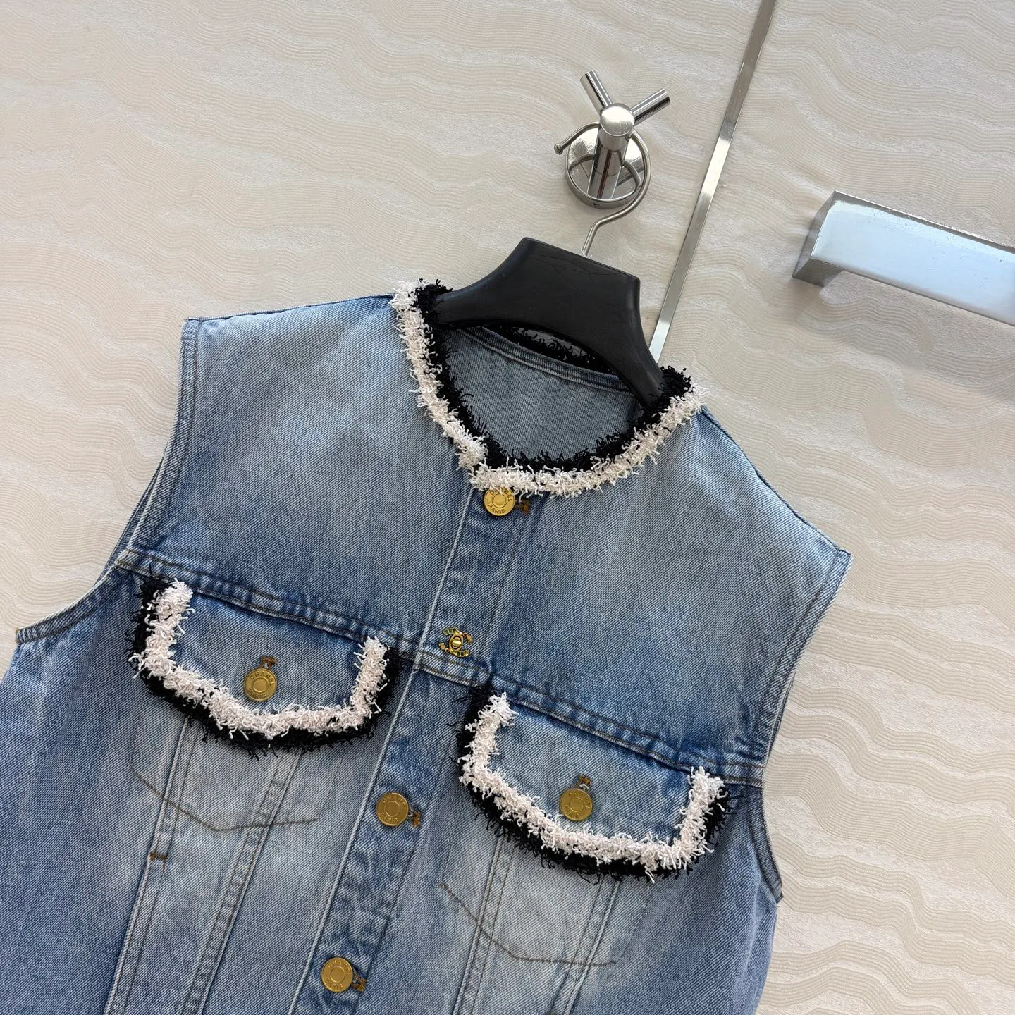 Жилеты Женские Chanel 18598835