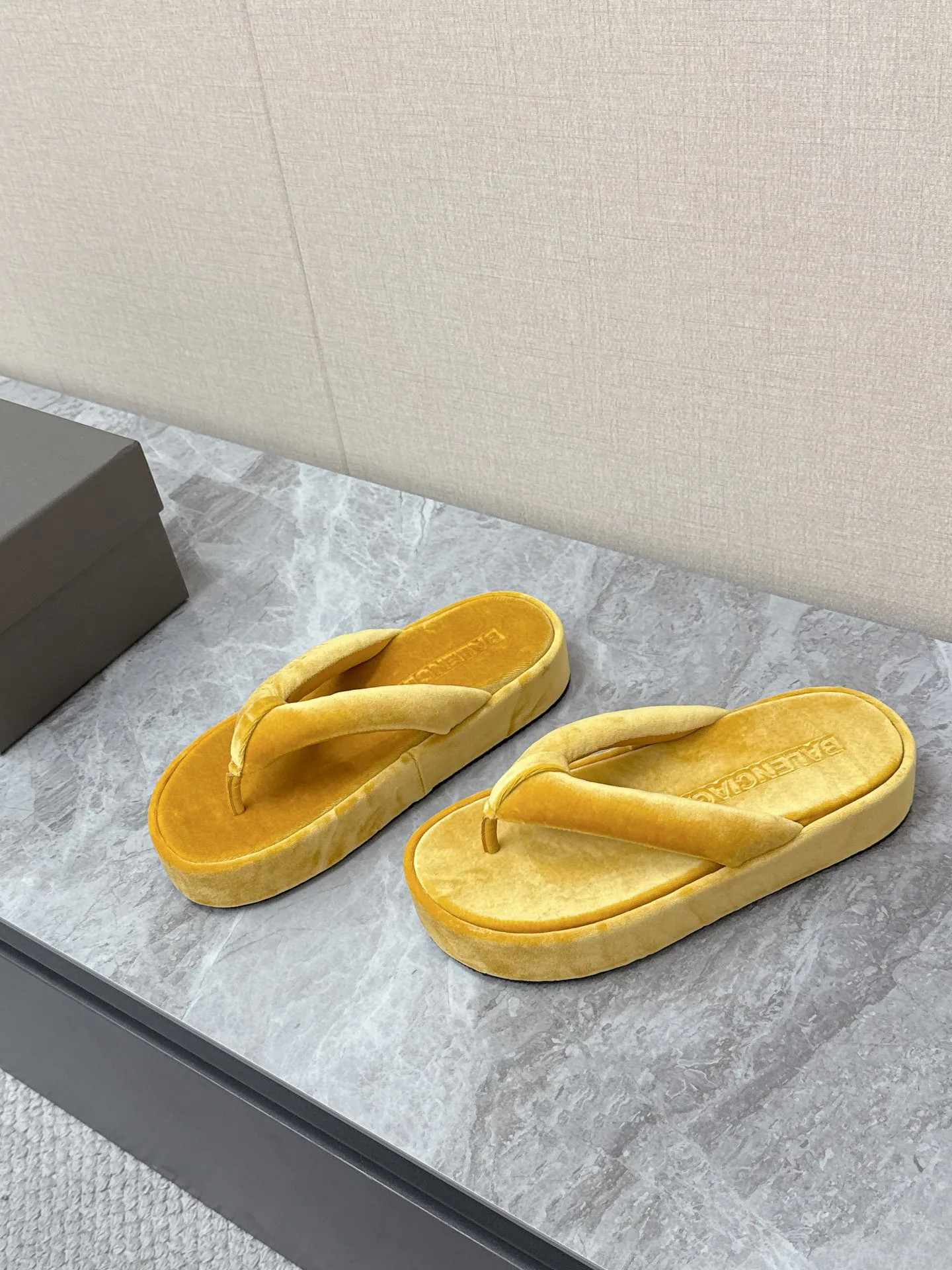 Шлепанцы Женские Balenciaga 14733500