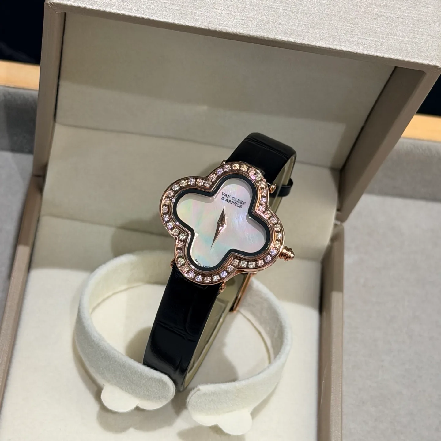 Часы Женские Van Cleef & Arpels 18362059