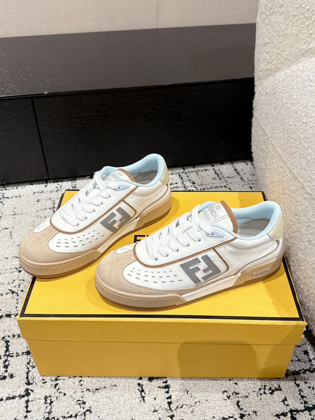 Кроссовки Женские Fendi 11567537