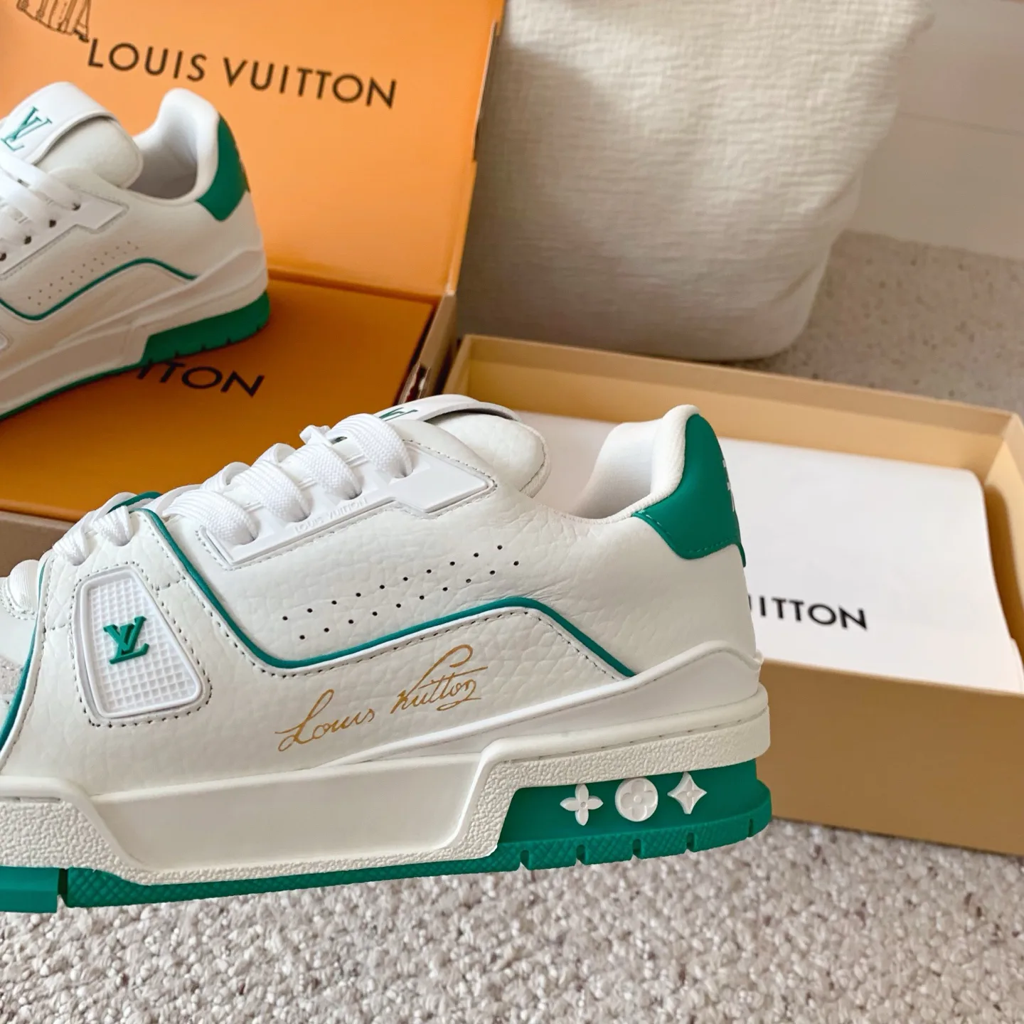 Кроссовки Женские Louis Vuitton 18375830