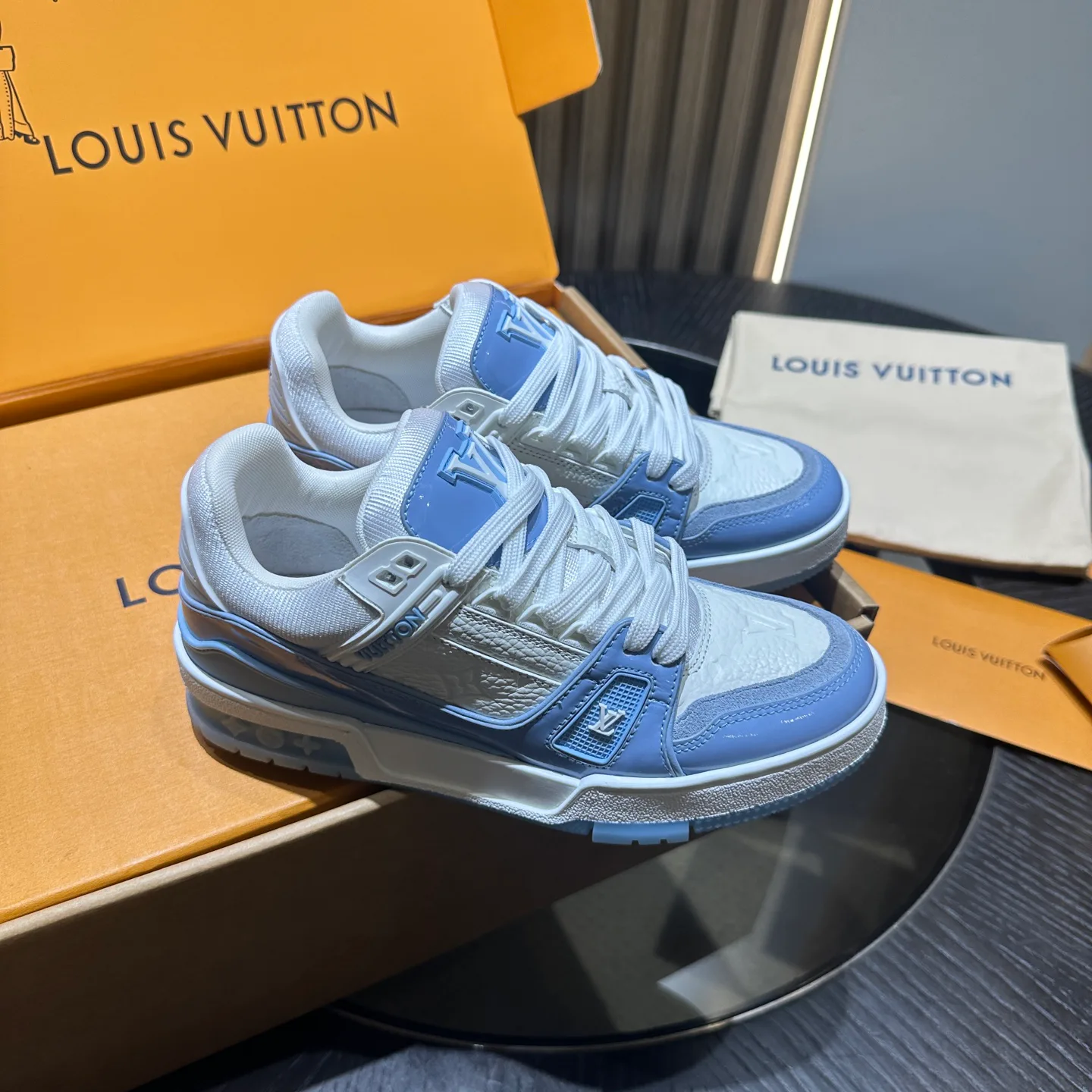 Кроссовки Женские Louis Vuitton 18192494