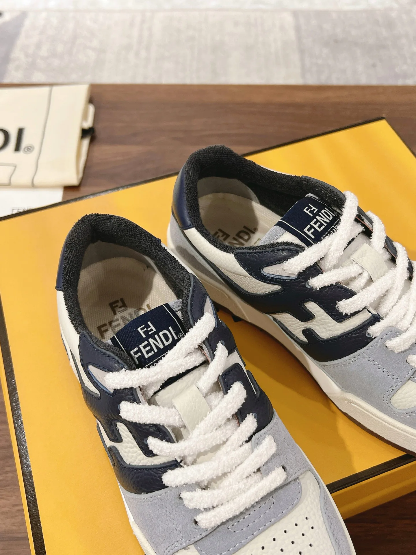Кроссовки Женские Fendi 18219600
