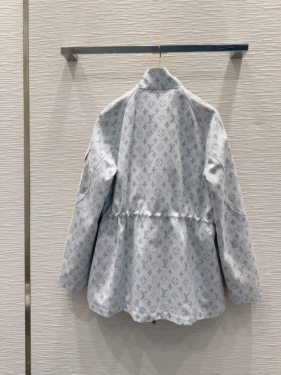 Куртки И Пуховики Женские Louis Vuitton 18689777