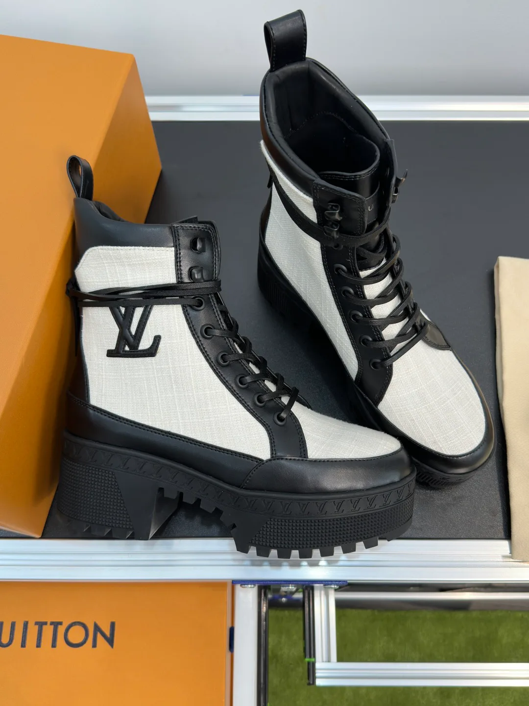 Ботинки Женские Louis Vuitton 18741671