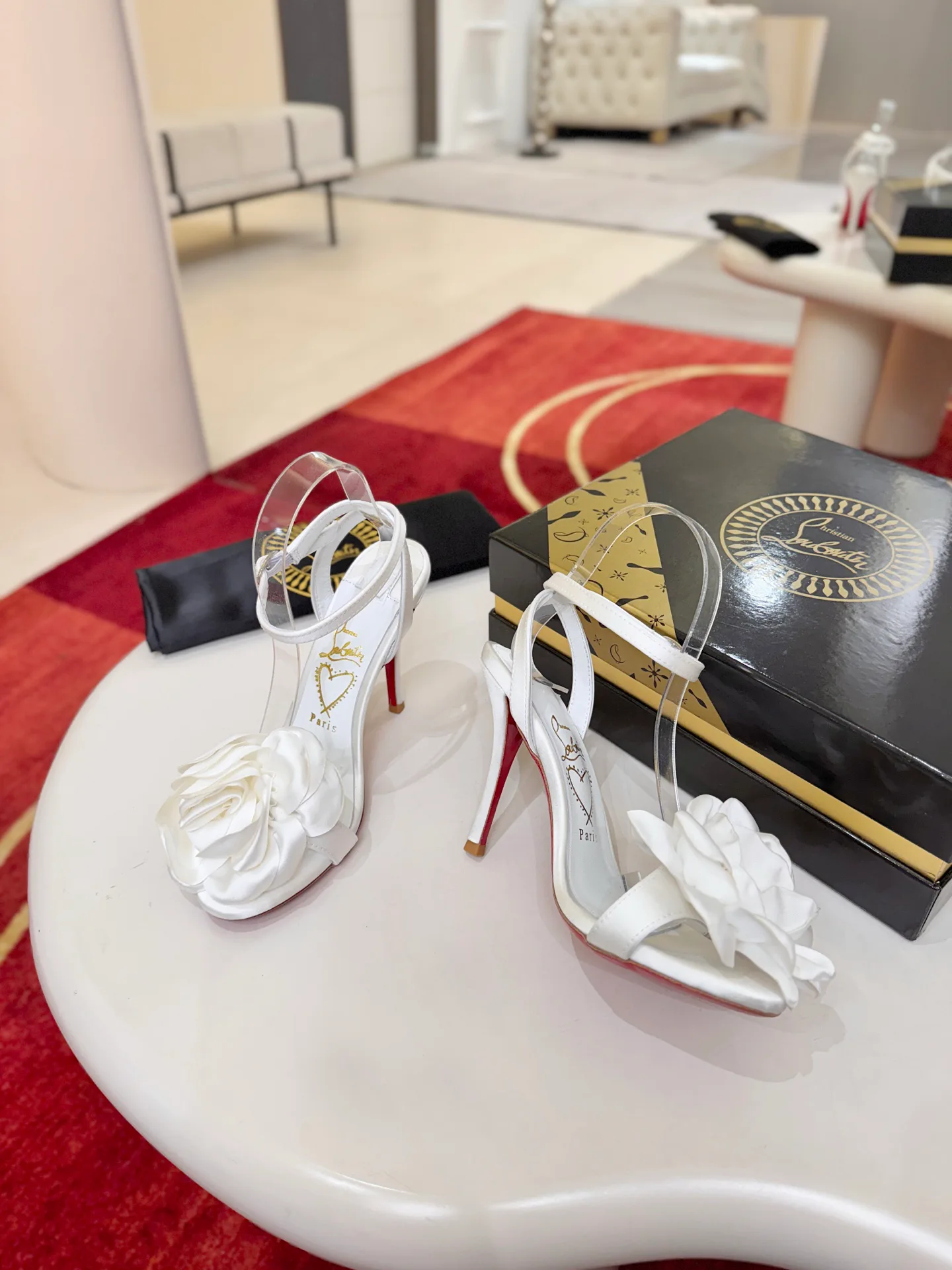 Босоножки Женские Christian Louboutin 18275832