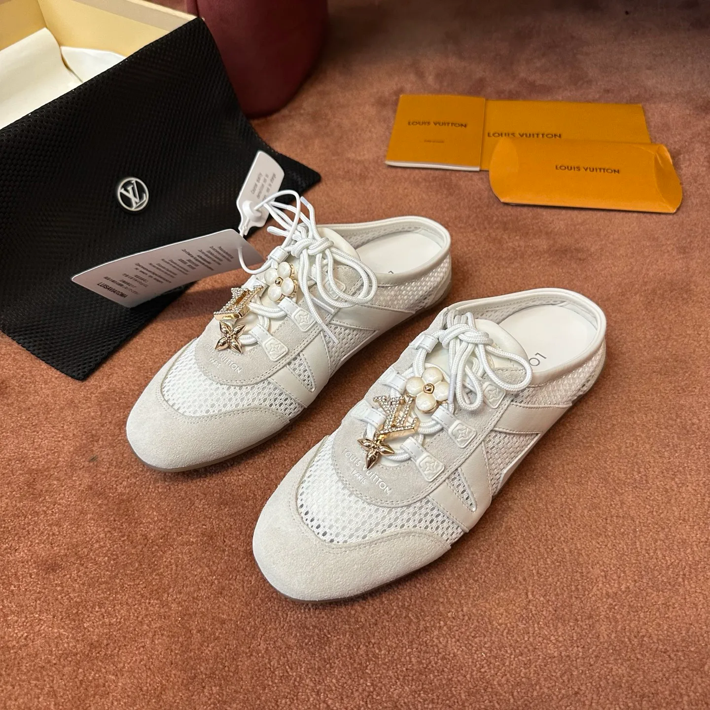 Кроссовки Женские Louis Vuitton 18120470