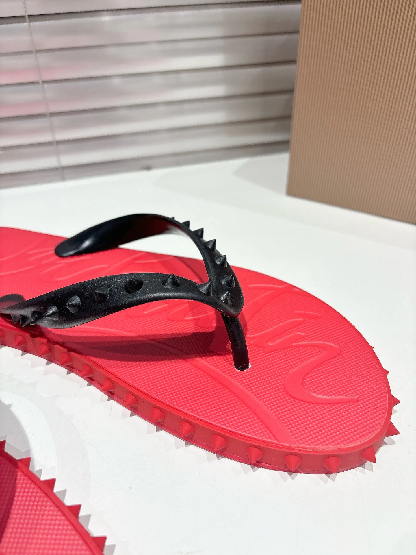 Шлепанцы Женские Christian Louboutin 17604585