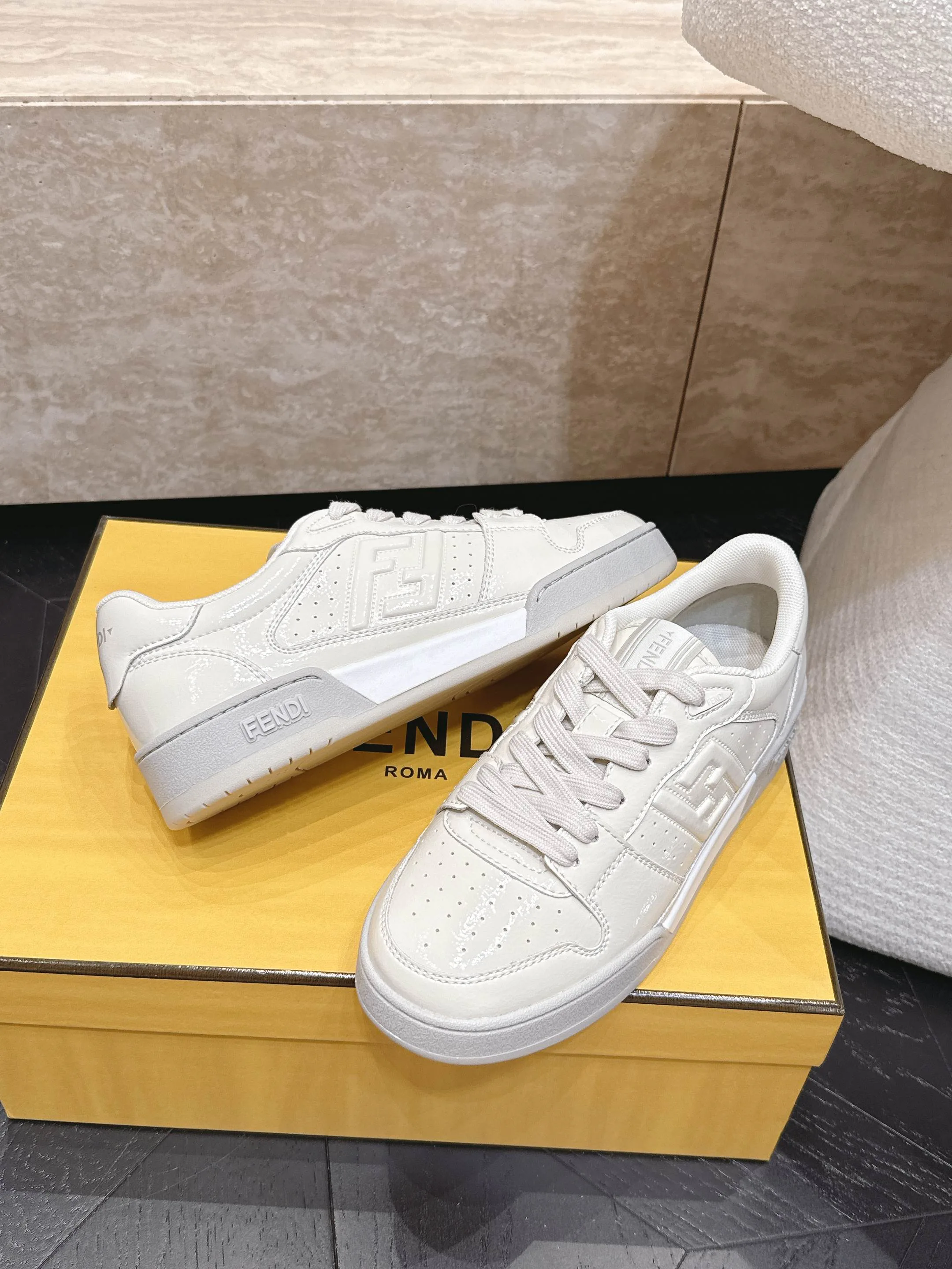 Кроссовки Женские Fendi 17682039