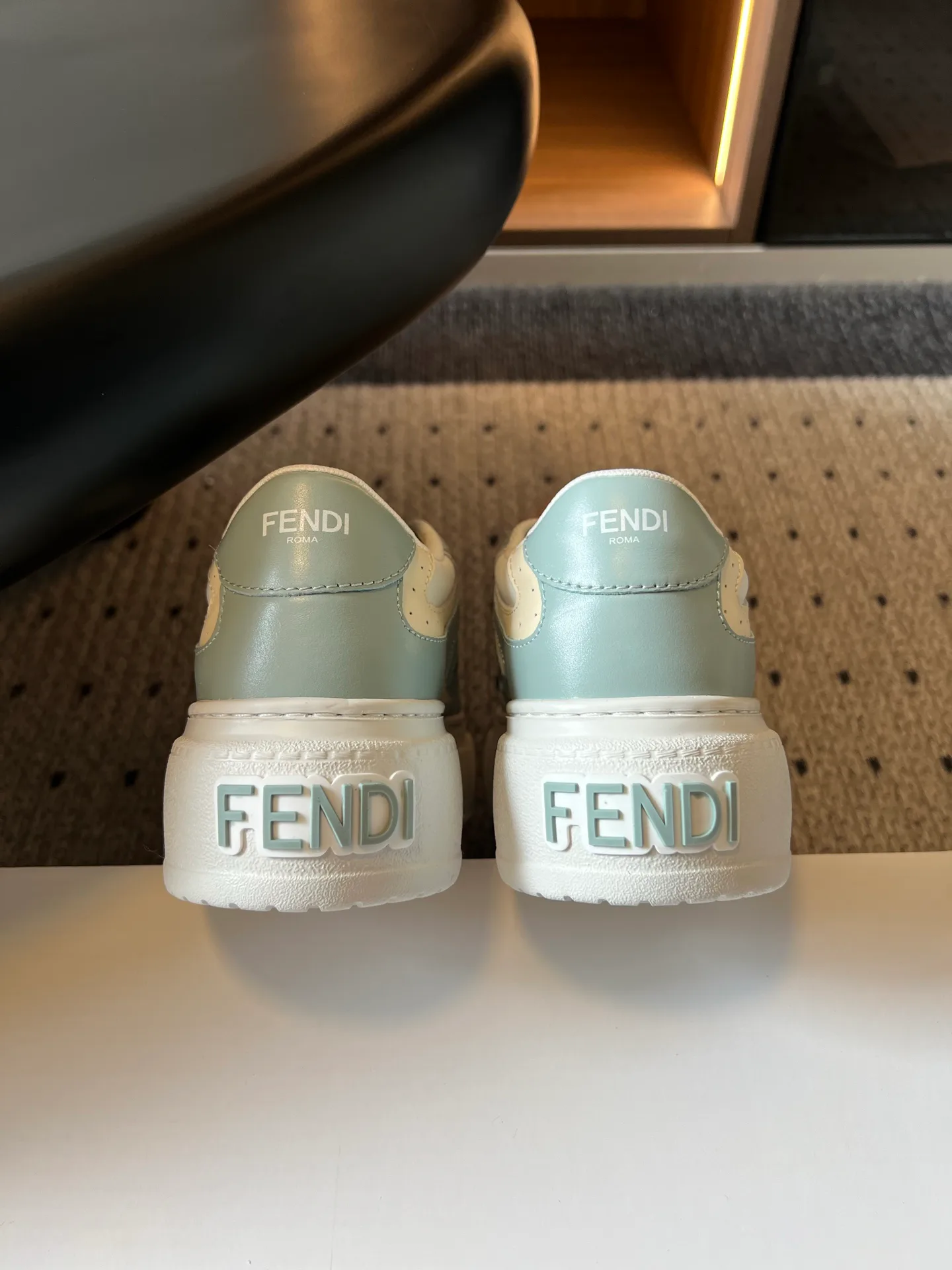 Кроссовки Женские Fendi 17504790