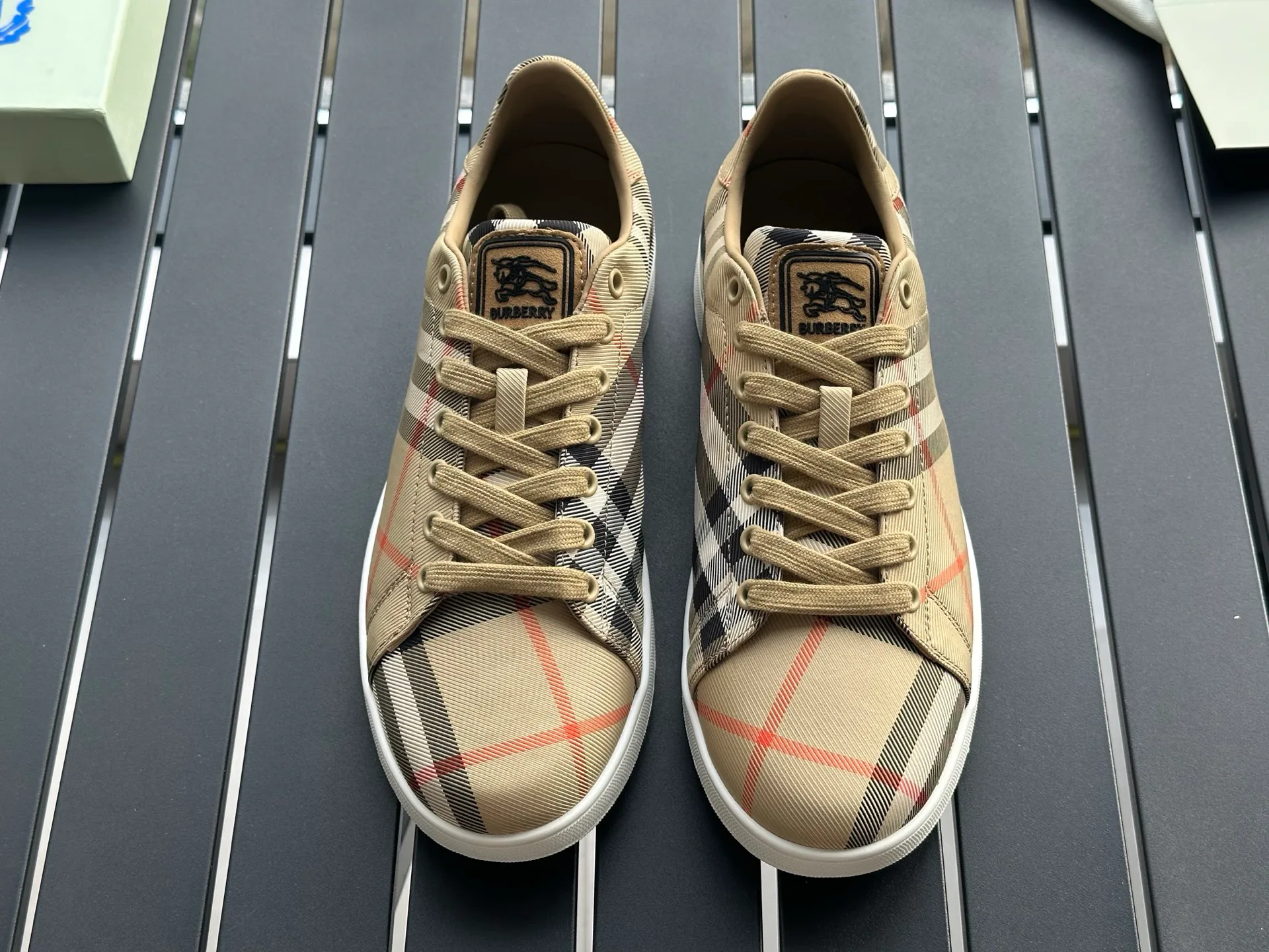 Кроссовки Женские Burberry 17420312