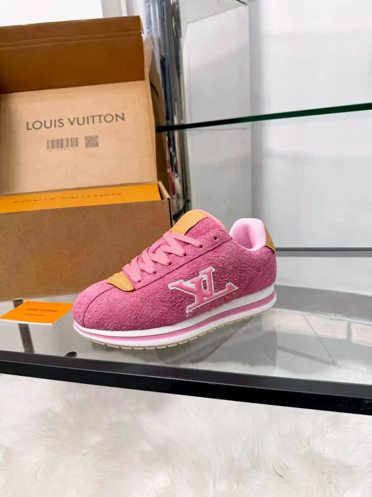 Кроссовки Женские Louis Vuitton 18417397