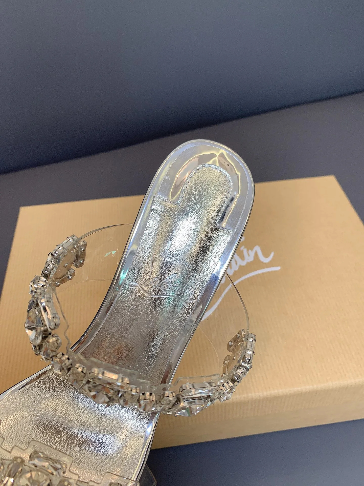 Босоножки Женские Christian Louboutin 17656592