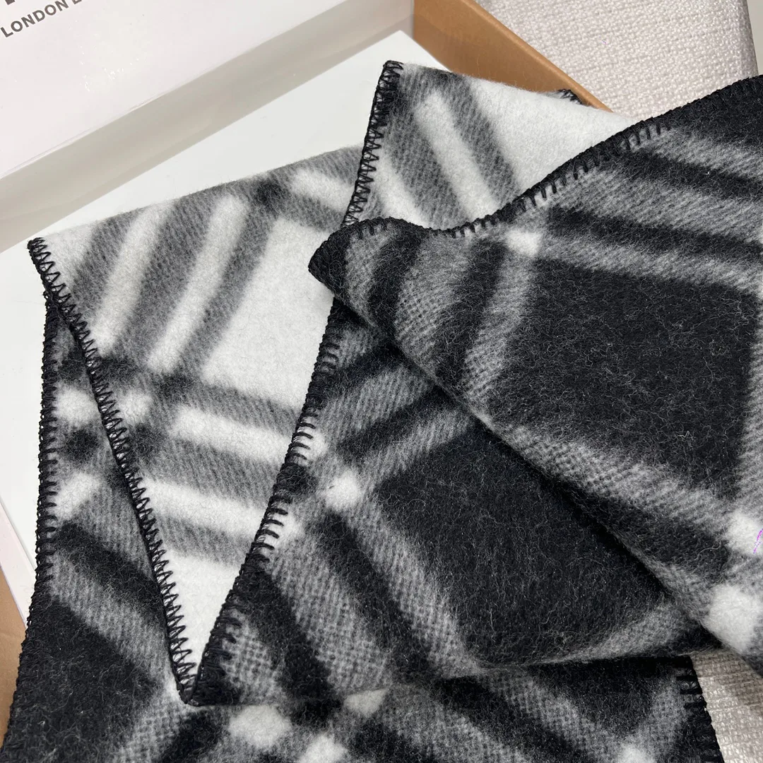 Шарфы Burberry 17945216