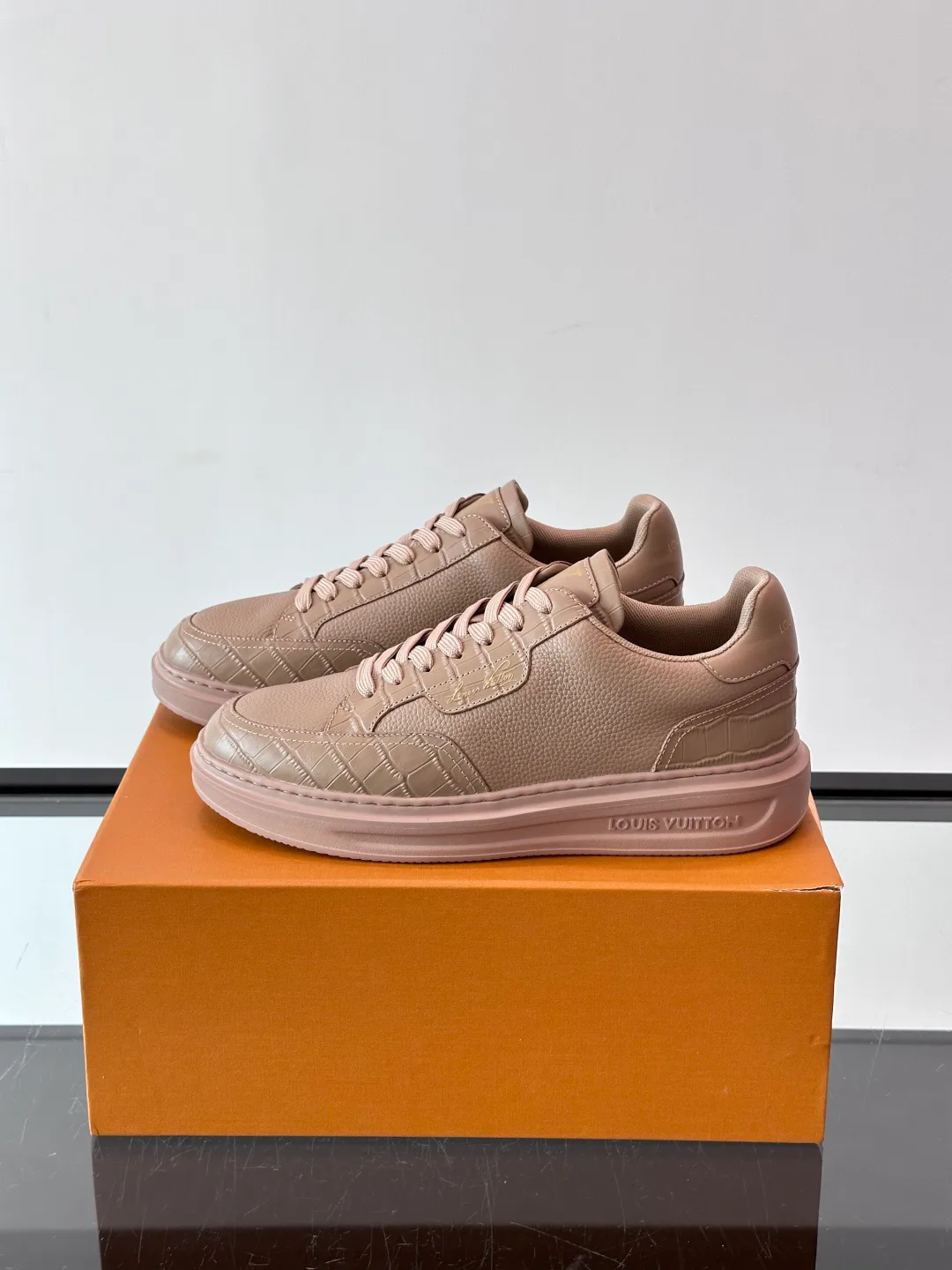 Кроссовки Женские Louis Vuitton 18400578