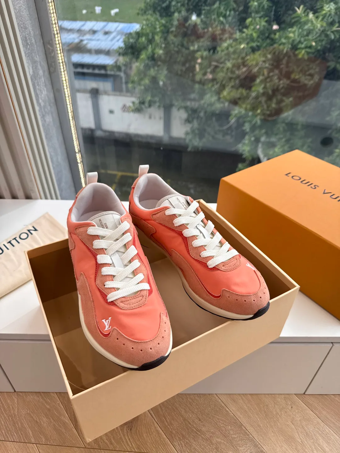 Кроссовки Женские Louis Vuitton 18053500