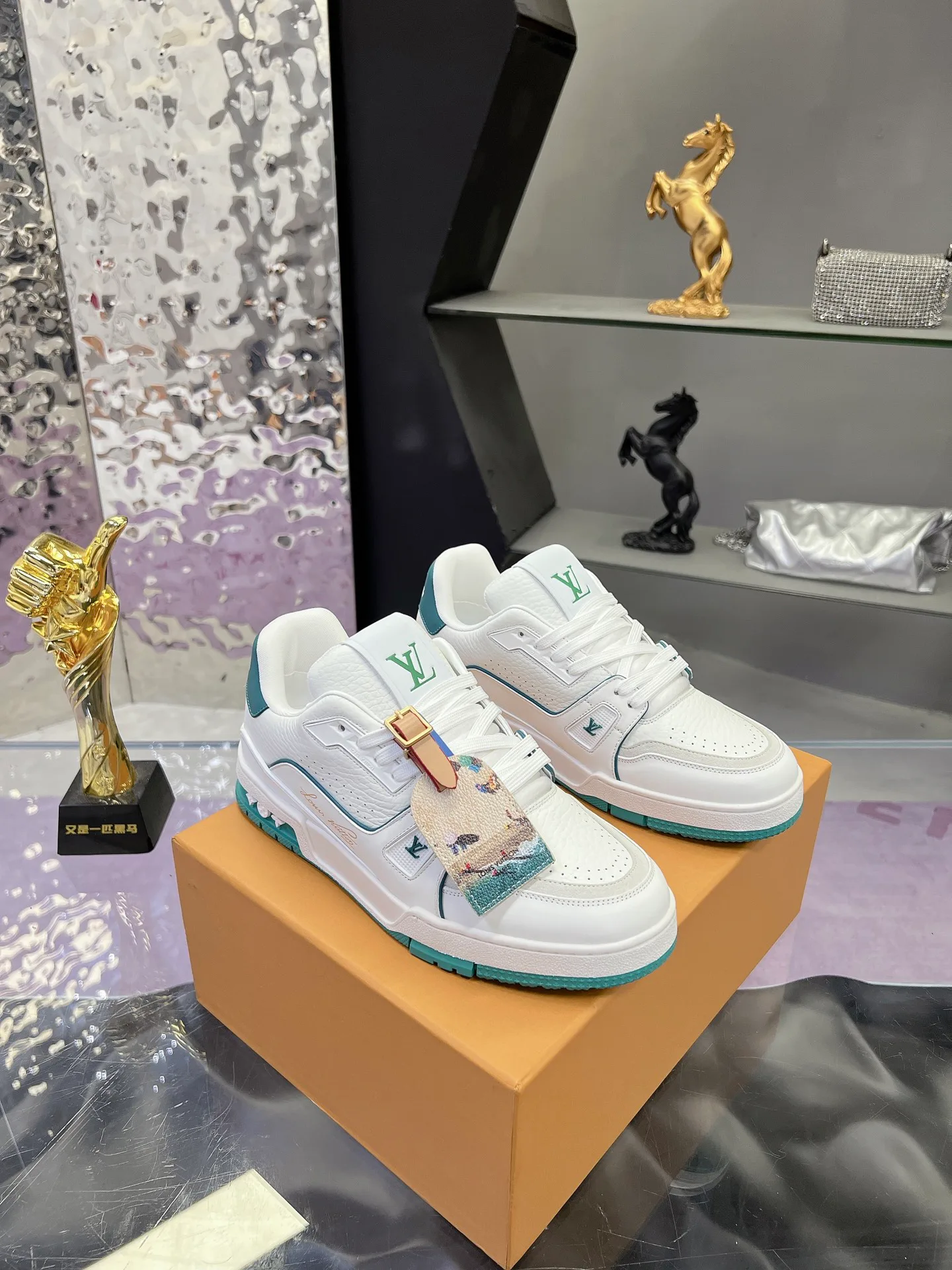Кроссовки Женские Louis Vuitton 17635607