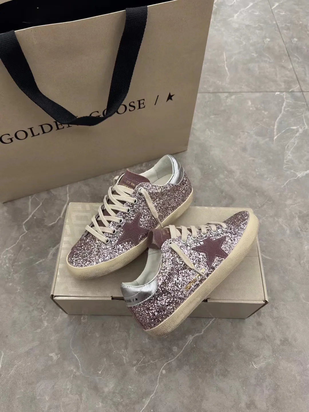 Кроссовки Женские Golden Goose 18265592
