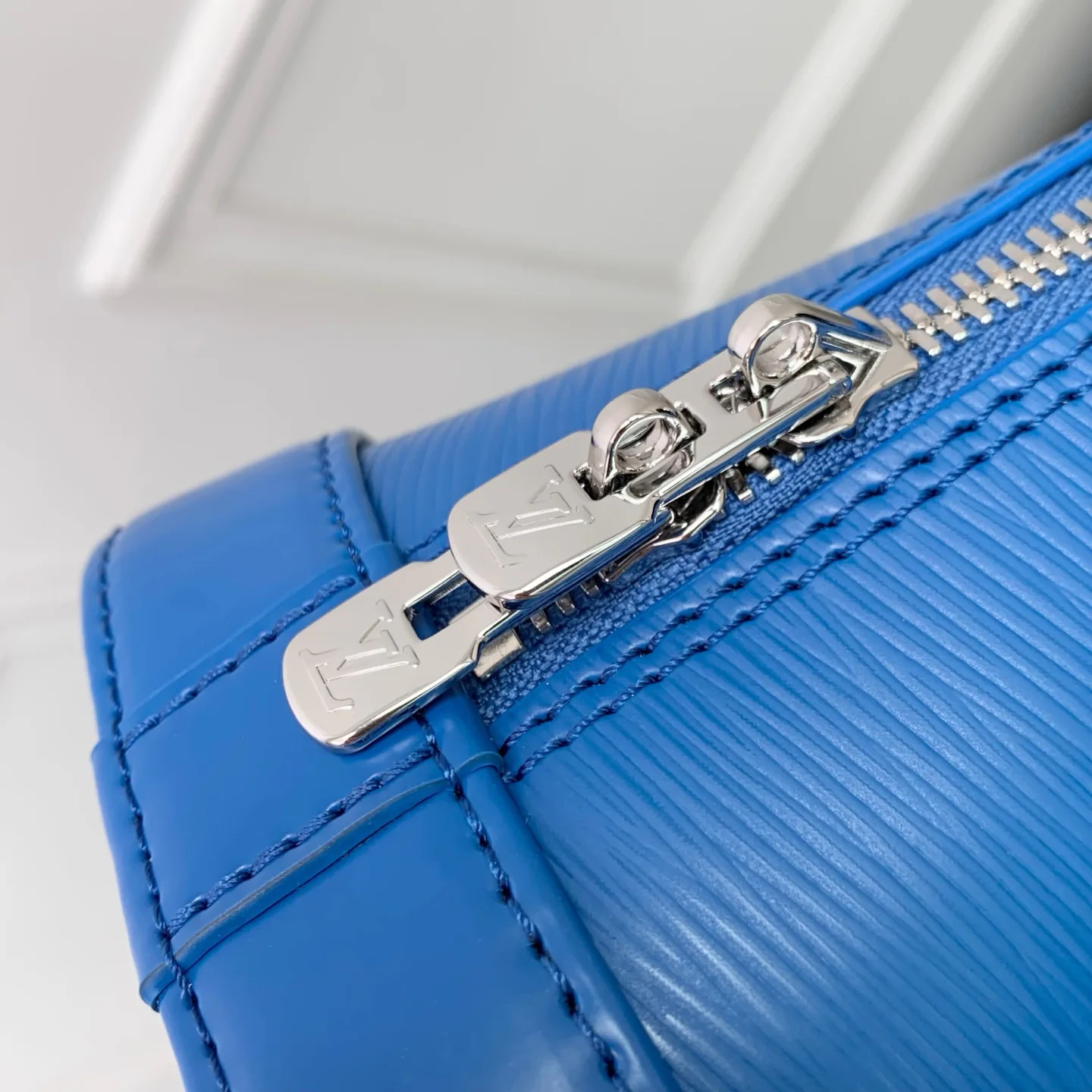 Классические Сумки Женские Louis Vuitton 18147540