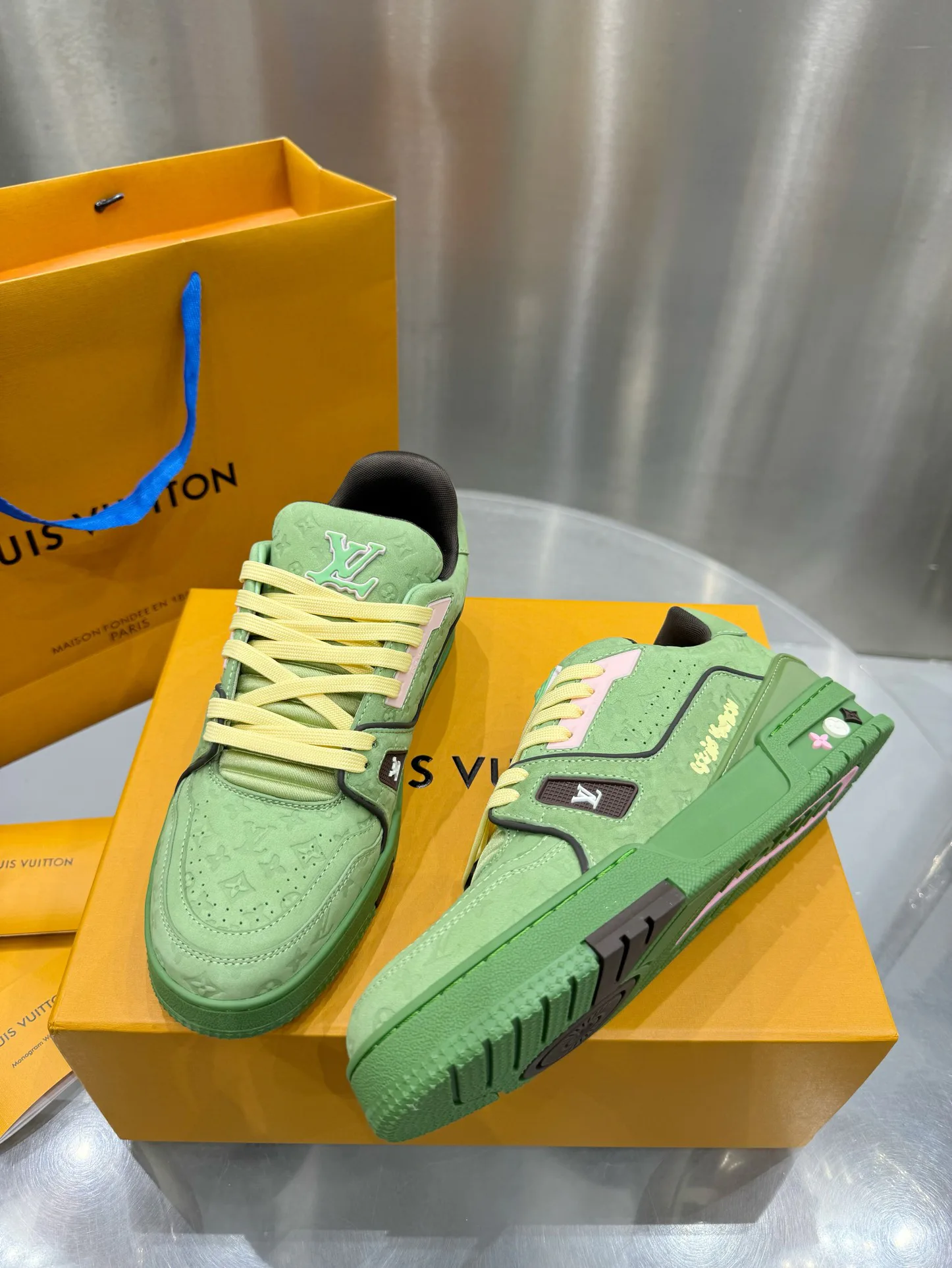 Кроссовки Женские Louis Vuitton 19073374