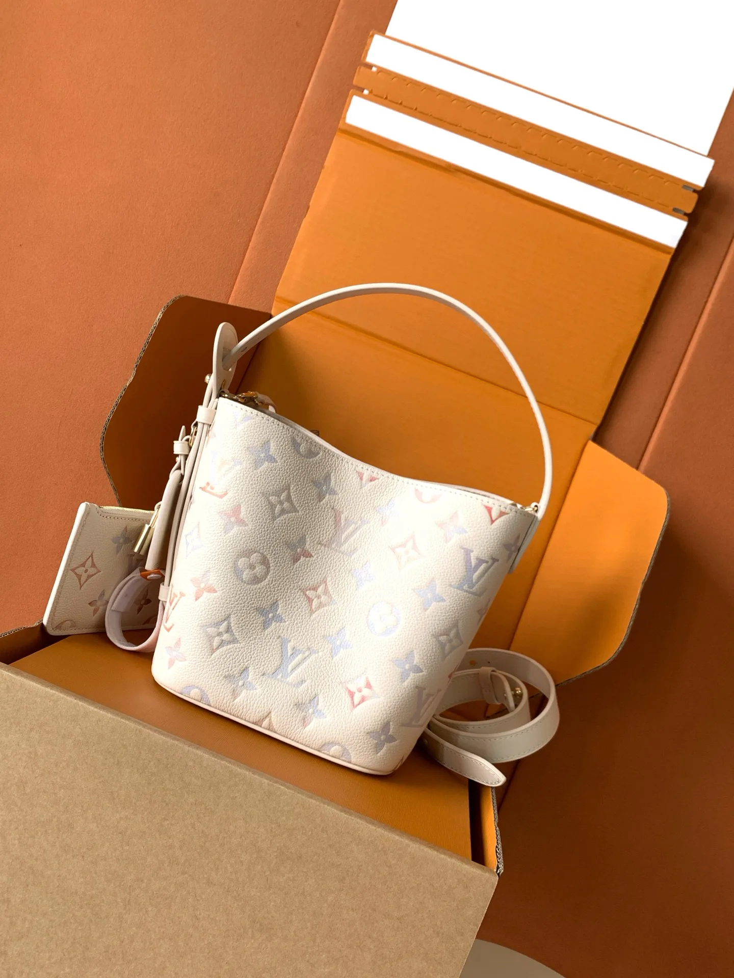 Классические Сумки Женские Louis Vuitton 18156570